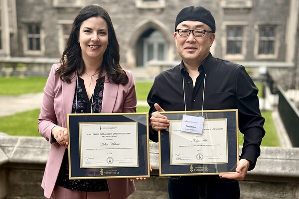 Drs. Nohjin Kee and Helen Miliotis holding their awards